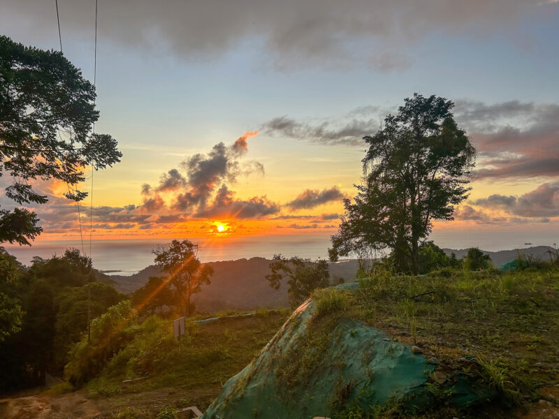 Tres lotes listos para construir con vista al océano y atardeceres durante todo el año en Vergel, Ojochal