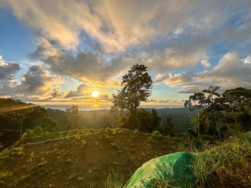 Tres lotes listos para construir con vista al océano y atardeceres durante todo el año en Vergel, Ojochal