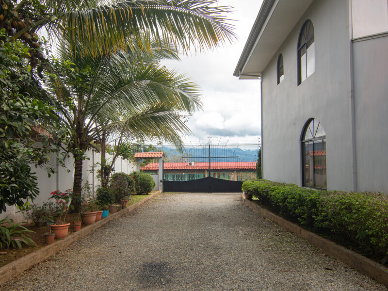 Casa de dos plantas con vistas a las montañas, 5 habitaciones y rancho con horno para pizza en Pérez Zeledón