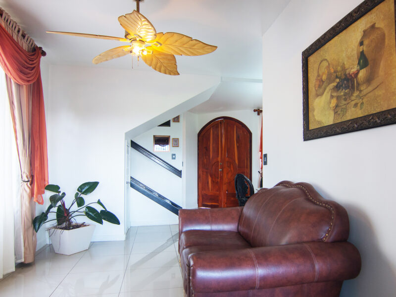 Casa de dos plantas con vistas a las montañas, 5 habitaciones y rancho con horno para pizza en Pérez Zeledón
