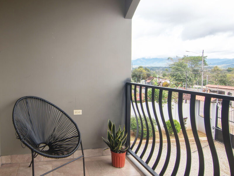 Casa de dos plantas con vistas a las montañas, 5 habitaciones y rancho con horno para pizza en Pérez Zeledón